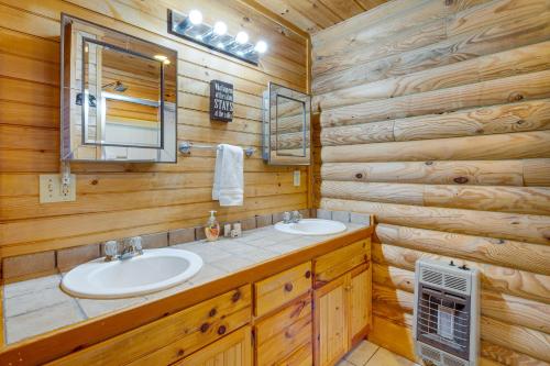 Ένα μπάνιο στο Pet-Friendly Cabin with Loft 5 Mi to Lake Lure!