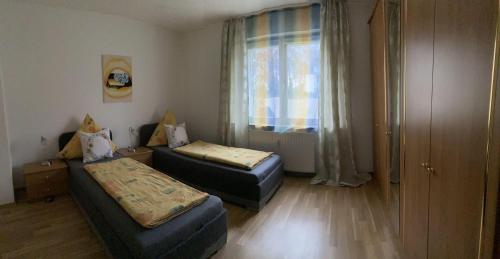 Un pat sau paturi într-o cameră la Ferien-und-Messeappartement-Falke