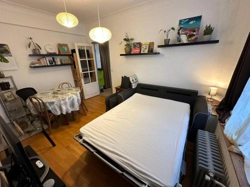 En eller flere senger på et rom på Next to Paris Metro - Calm & Convenient Apartment
