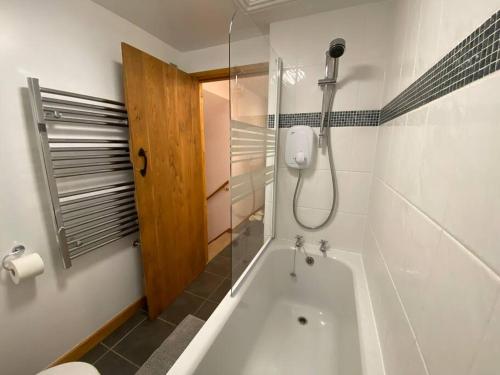 Vannituba majutusasutuses Oaklands Cottage on a rural farm