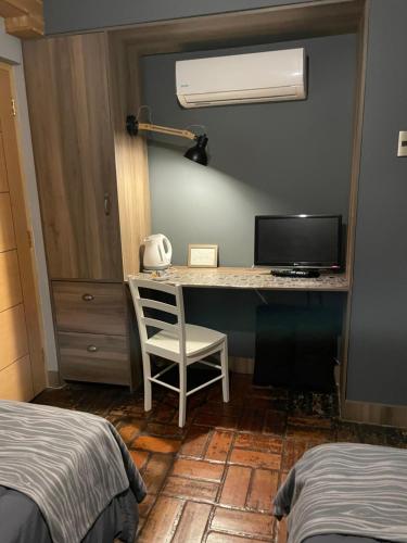 a bedroom with a desk with a computer and a chair at Rent apart Las Condes in Santiago