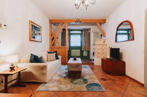 a living room with a couch and a tv at Il Rifugio di Dante - 10 Minuti dagli Impianti, Deposito e Parcheggio Privato in Moena
