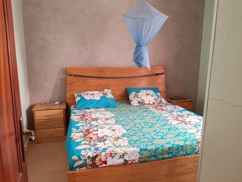 een slaapkamer met een bed met een paraplu erop bij Maison meublée a thies. in Thiès