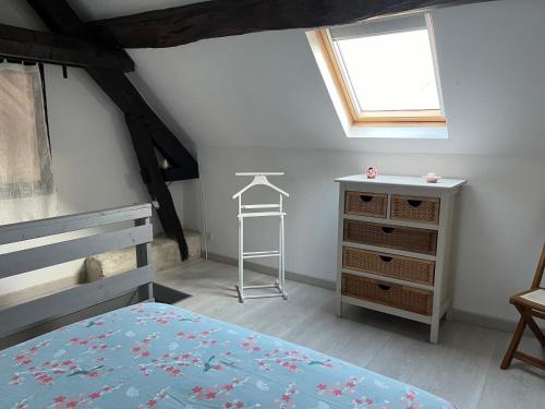 Ένα ή περισσότερα κρεβάτια σε δωμάτιο στο Studio chez l’habitant