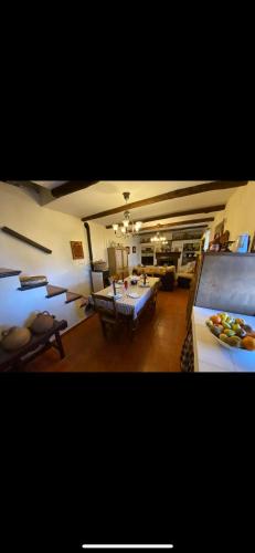 un soggiorno con tavolo e cucina di cortijo la alberquilla a Illora