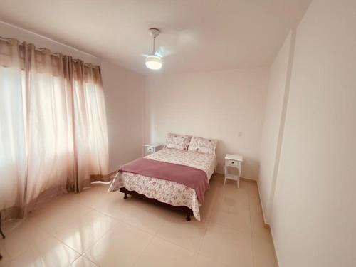 - une petite chambre avec un lit et une fenêtre dans l'établissement Apartamento Novo 500m da praia de Itajuba, à Barra Velha