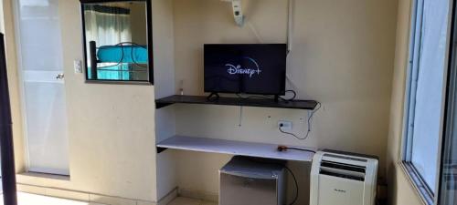 a room with a desk with a computer on it at Cabaña El Faro in Tubará