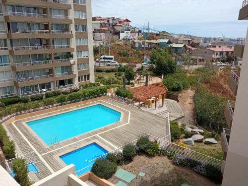 een uitzicht over een zwembad in een gebouw bij Egeo mariposa in Viña del Mar