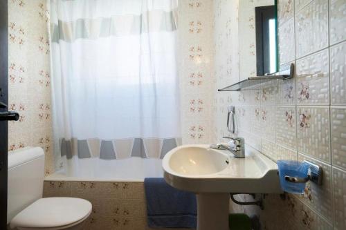 y baño con lavabo, aseo y bañera. en Casa Pelagia, maison de pêcheur avec amarre, en Empuriabrava