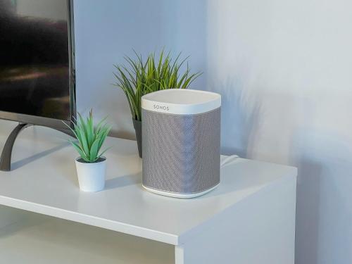 a speaker sitting on a table next to a television at Maison Familiale - Torreira in Torreira