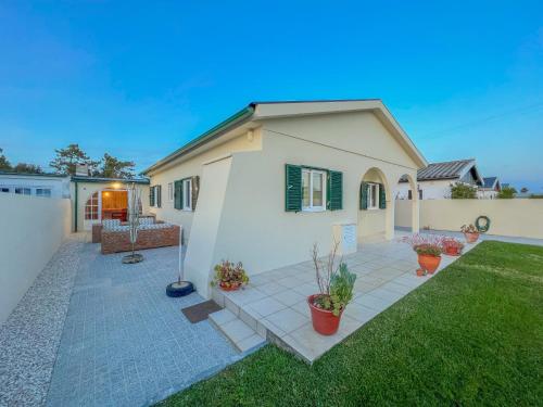 a house with a patio in the yard at Maison Familiale - Torreira in Torreira