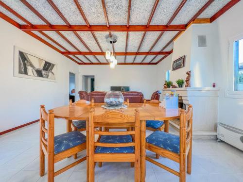 ein Esszimmer mit einem Holztisch und Stühlen in der Unterkunft Maison Familiale - Torreira in Torreira