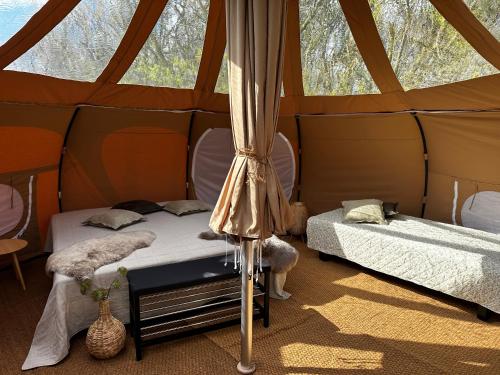 - une chambre avec 2 lits dans une tente dans l'établissement Romantik Luxus Glamping 2, à Idestrup
