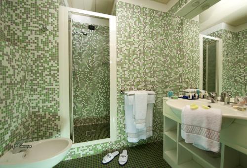 y baño con bañera, lavamanos y ducha. en Castagna Palace Hotel & Restaurant, en Montecchio Maggiore