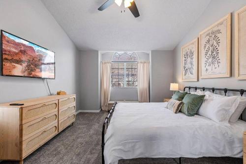 1 dormitorio con 1 cama grande, vestidor y ventana en Large Serene Farmington Retreat, en Farmington