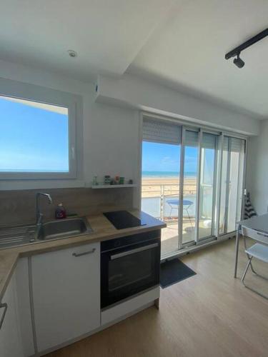 d'une cuisine avec vue sur l'océan et d'un balcon. dans l'établissement Appartement face mer (vue 180°) avec balcon, à Saint-Jean-de-Monts