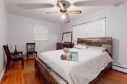 1 dormitorio con 1 cama y ventilador de techo en Shamentov Manor, en Monticello