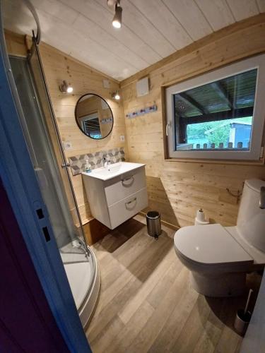une petite salle de bain avec toilettes et lavabo dans l'établissement CHALETS POUR FAMILLE ET AMIS, à La Chapelle-aux-Chasses