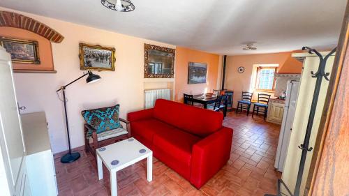 sala de estar con sofá rojo y mesa en Splendid Time on The Mountains., en Calamecca