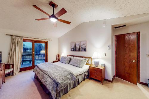 Giường trong phòng chung tại Brown Bear Lodge