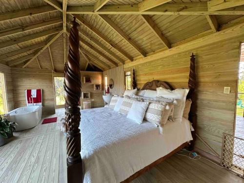 sypialnia z łóżkiem i drewnianym sufitem w obiekcie Casa de Paz w mieście Guayama