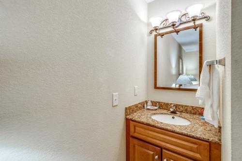 默特爾海灘的住宿－Tilghman Condos #1018，一间带水槽和镜子的浴室