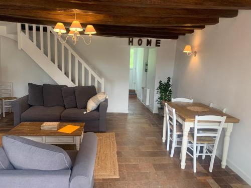 sala de estar con sofá y mesa en Les Bocages, gîtes de charme en Val de Loire, piscine chauffée, en Monteaux