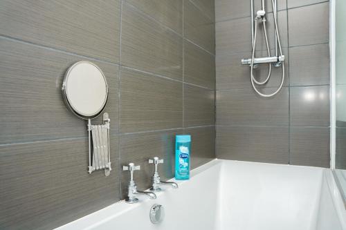 a bathroom with a sink and a mirror at Stylish 3 bed house with free parking in Belle Isle