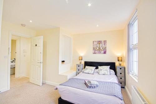 a bedroom with a large bed in a room at Parliament in Gloucester