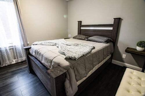 ein Schlafzimmer mit einem großen Bett in einem Zimmer in der Unterkunft Quaint 3BR, 1 Bath near the falls in Niagara Falls