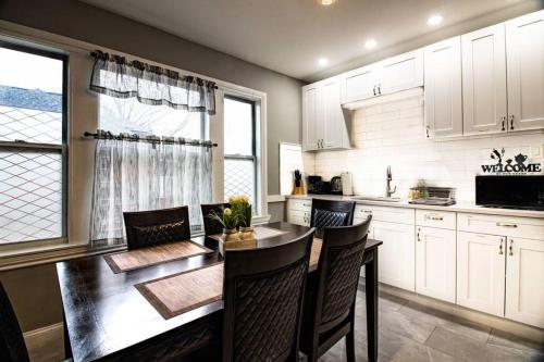 a kitchen with a table and chairs in a kitchen at Quaint 3BR, 1 Bath near the falls in Niagara Falls