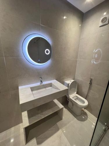 W łazience znajduje się umywalka, lustro i toaleta. w obiekcie Appart prestige de luxe w Marakeszu