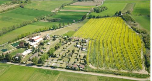 una vista aérea de una granja sobre el terreno en Sonnenunterg, en Knüllwald