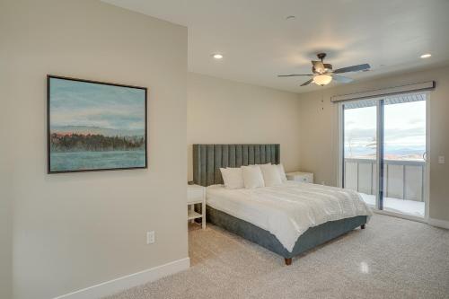 Postel nebo postele na pokoji v ubytování Spacious Utah Escape with Balcony and Mountain Views!