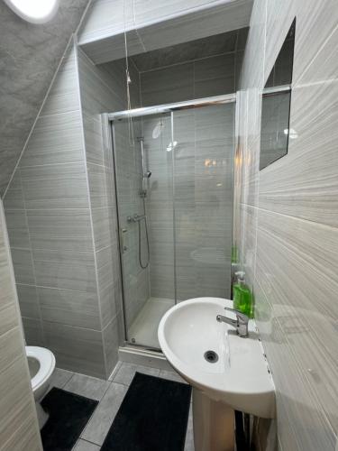 a bathroom with a sink and a shower and a toilet at Ensuite room in West Midlands in Parkside