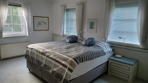 Un pat sau paturi într-o cameră la Landhaus Rosebay