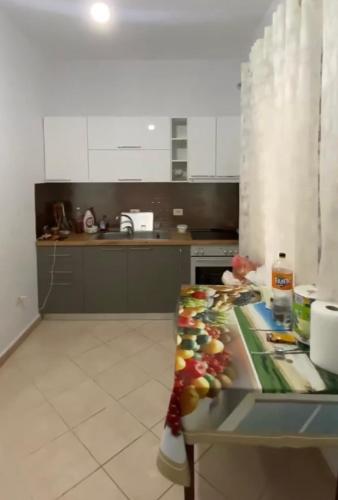 uma cozinha com um balcão com comida em Sina SunnyVilla em Vlorë