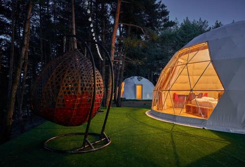 une grande tente en forme de dôme dans une cour avec une chambre dans l'établissement Daxvalley Glamping, à Tsalka