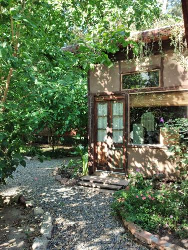 Casa pequeña con ventana en un jardín en Eco Posada Tierra Fértil en Playa Santa Ana