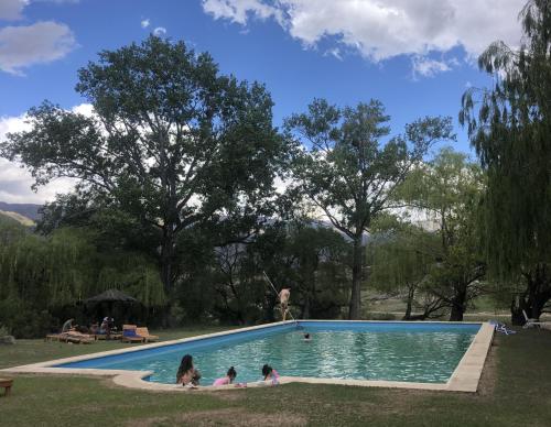 El Nogalito Mina Clavero tesisinde veya buraya yakın yüzme havuzu