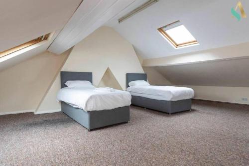 2 camas en una habitación con ático en Holt house, en Hartlepool