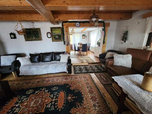 salon z łóżkiem i kanapą w obiekcie Cabana Rustic Maramures w mieście Copalnic Mănăştur