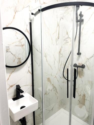 Bilik mandi di FOSSE LUXURY ROOMS
