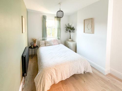 a bedroom with a bed and a window at FOSSE LUXURY ROOMS in Leicester