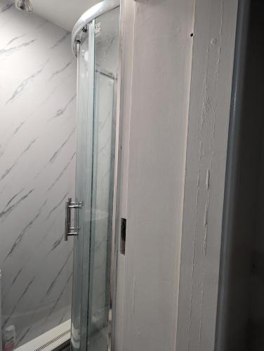 W łazience znajduje się prysznic ze szklanymi drzwiami. w obiekcie Luxury flat w mieście Nevendon