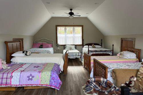 een slaapkamer met 3 bedden en een plafond bij The Whispering Waterside in Weare