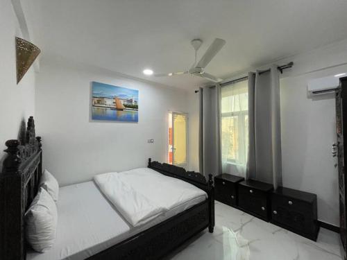 Säng eller sängar i ett rum på Ayaa Luxury Apartment 4th Floor Zanzibar