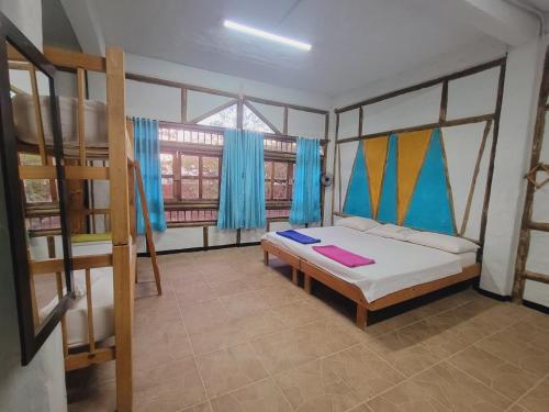 Cielo Hostel في تاجانجا: غرفة نوم مع سرير وسريرين بطابقين