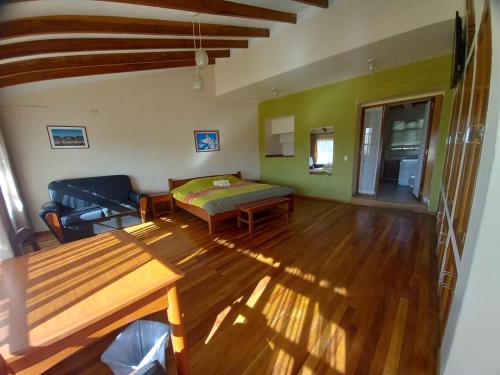 sala de estar con cama y sofá en Hotel Qhawarina de Casas Kolping Bolivia S.R.L., en Sucre