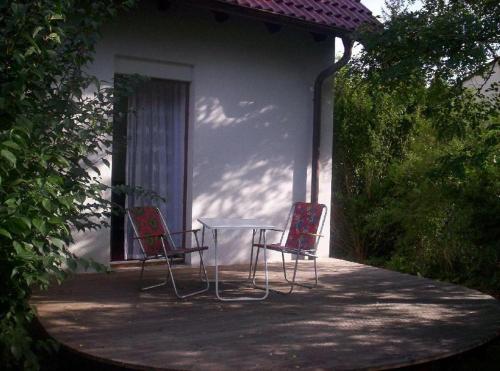 フュルトにあるFerien-und-Messeappartement-Falkeの家の前の椅子2脚とテーブル